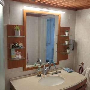 מנורת לד מעל מראה בחדר אמבטיה