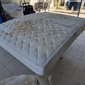 מזרן מלוכלך על רצפת מרפסת, מתאים לניקוי ספות