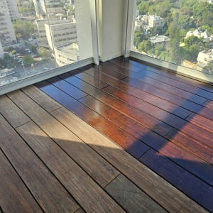 רצפת עץ כהה עם אור שמש חזק