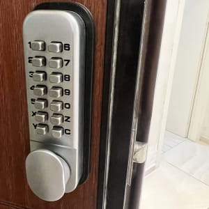 מנעול דלת עם לוח מקשים