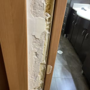 מסגרת דלת עם קילופי צבע וחומר מילוי חשוף