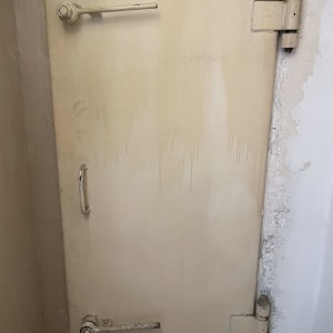 דלת מתכת עם מנעולים ובריחים