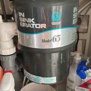 טוחן אשפה מתוצרת InSinkErator מותקן מתחת לכיור המטבח