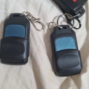 שלטים לפתיחת שערים חשמליים על רקע בד לבן