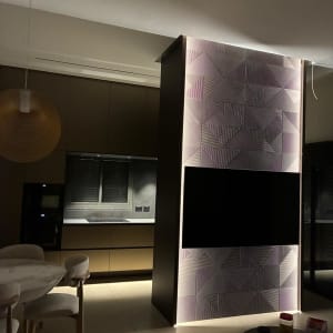 מטבח מודרני עם תאורה מעוצבת וקיר דקורטיבי