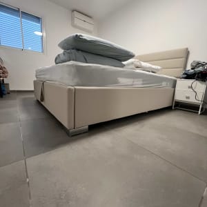 מיטה עם מצעים בחדר שינה