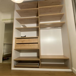 רצפת פרקט עץ חום בהיר בחדר עם מדפים