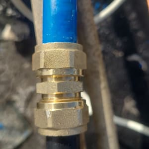 חיבור צינור כחול ושחור עם מחבר מתכת