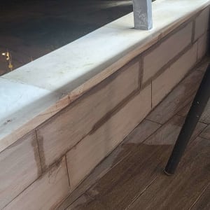 מעקה מרפסת עם חיפוי עץ ורצפת עץ