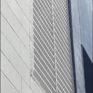 רשת מתכת על קיר למניעת כניסת יונים