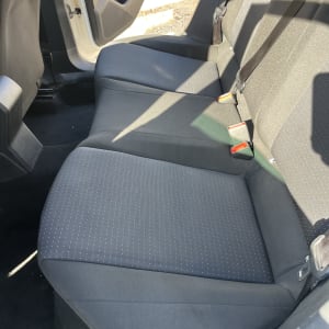 מושב רכב נקי לאחר ניקוי יסודי
