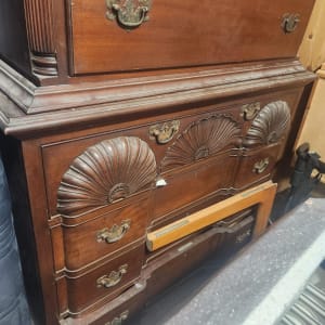 שידה מעץ עם מגירות פתוחות וחפצים לאריזה