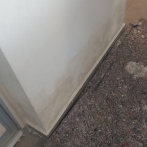 קיר עם סימני צבע ותיקון