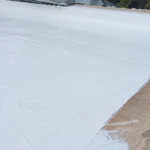 גג עם שכבת איטום לבנה
