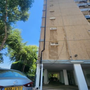 בניין גבוה עם צינור חיצוני וכבלים חשמליים