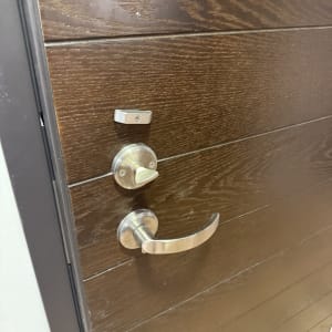 ידית ודלת עץ עם מנעול כסוף