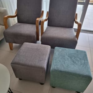 שני כורסאות מרופדות ושני הדומים מרופדים