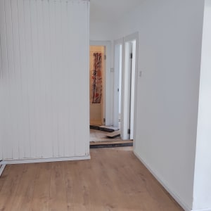 דלתות לבנות עם מסגרות זכוכית במסדרון