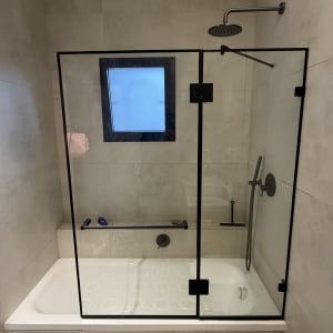 מקלחת עם דלת זכוכית וברז גשם