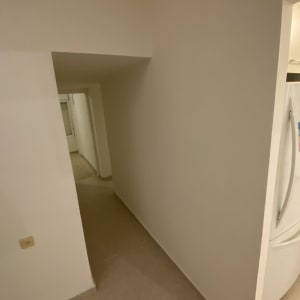 מסדרון עם קירות צבועים ולוח חשמל