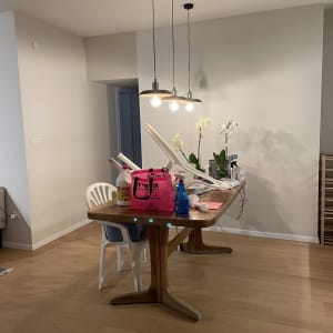 שולחן עם כלים וחוטי חשמל, מנורות תלויות מהתקרה