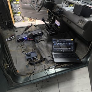 מערכת אלקטרונית מותקנת ברכב עם מחשב נייד מחובר