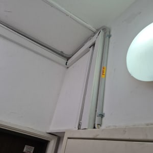 צינורות חשמל מותקנים על קיר לבן