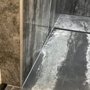 קיר ורצפה עם חיפוי שיש אפור