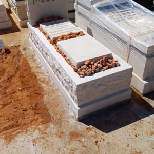 מצבות עם אבנים קטנות מונחות עליהן בבית קברות