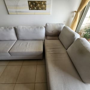 ספות אפורות עם כתמים על הריפוד