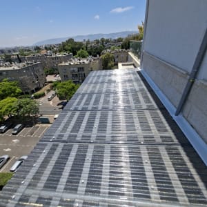 גג שקוף עם נוף עירוני ברקע ביום שמשי