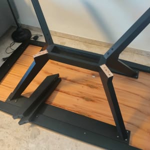 שולחן עץ הפוך עם רגלי מתכת שחורות