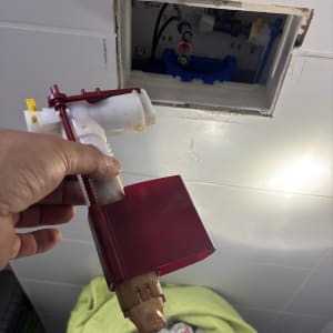 תיקון צנרת מים עם חלקי פלסטיק וכלים