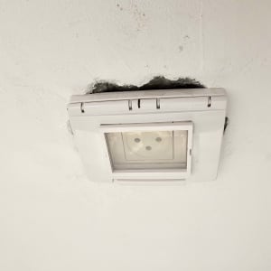 שקע חשמלי בקיר עם כיסוי מגן
