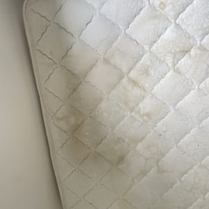 מזרן עם כתמים כהים ולבנים