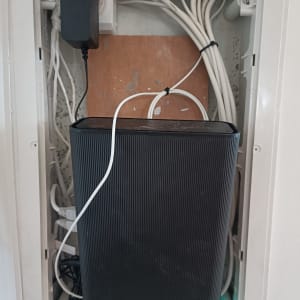 ארון תקשורת עם כבלים ונתב מותקן