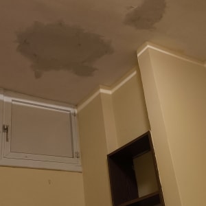 כתמי רטיבות על תקרה ליד מנורה