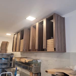 ארונות עץ עם קופסאות קרטון במטבח