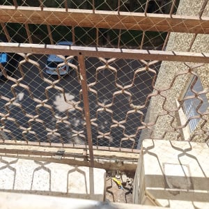רשת מתכת למניעת כניסת יונים על מרפסת