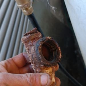 חלק חלוד של מערכת חימום מים