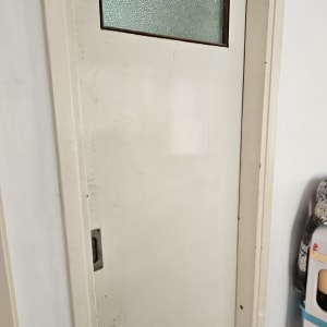 דלת עם חלון זכוכית קטן בחלק העליון