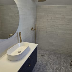 חדר אמבטיה עם כיור, מקלחת וריצוף מעוצב