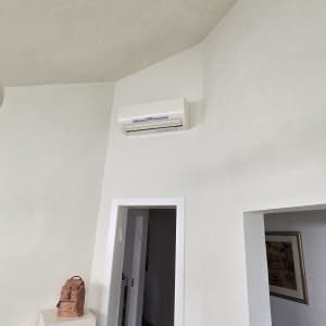 קירות צבועים בלבן עם מזגן מותקן על הקיר