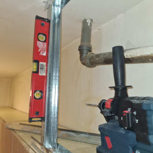 כלי עבודה ומסגרת מתכת על קיר