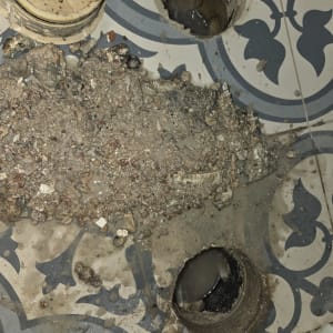 עבודת אינסטלציה עם חפירה ופתיחת צינור