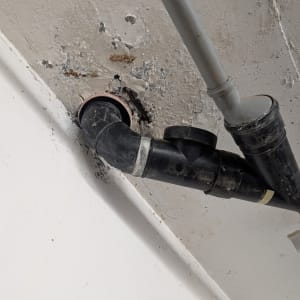 צינורות ביוב מותקנים בתקרה עם סימני רטיבות