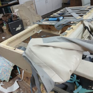 חומרים וכלים לריפוד על שולחן עבודה