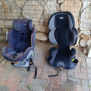 שני מושבי בטיחות לרכב על רצפת אבן