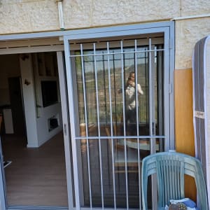 כיסא פלסטיק עם כלי צביעה ומברשת