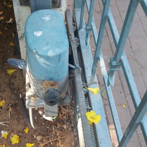 מנוע לשער חשמלי נגרר מותקן לצד שער מתכת